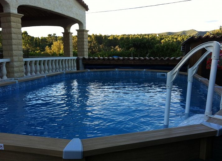 Villa Chasanka, een charmant vakantiehuis in Moissac-Bellevue, Provence, omgeven door prachtige natuur en mediterrane architectuur.