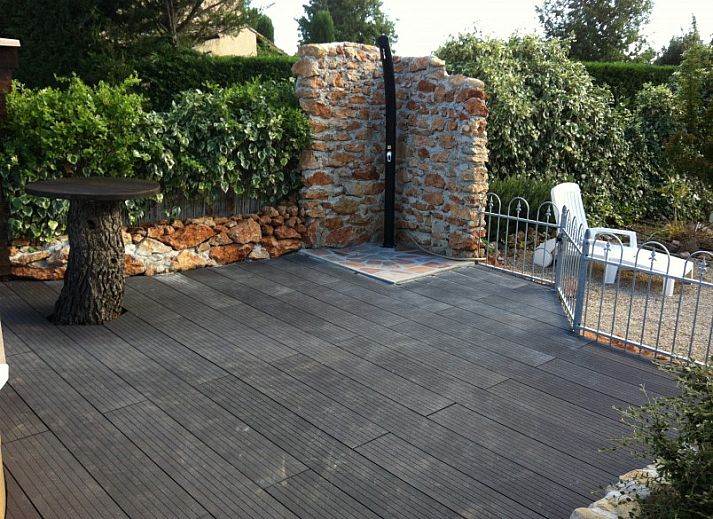 Villa Chasanka, een charmant vakantiehuis in Moissac-Bellevue, Provence, omgeven door prachtige natuur en mediterrane architectuur.