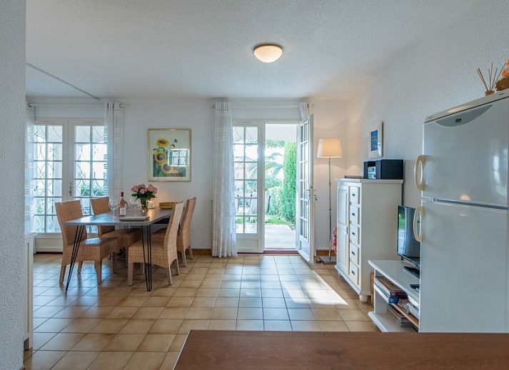 Azur aan zee vakantiehuis in Golfe-Juan, Provence met charmante mediterrane architectuur en kleurrijke luiken.
