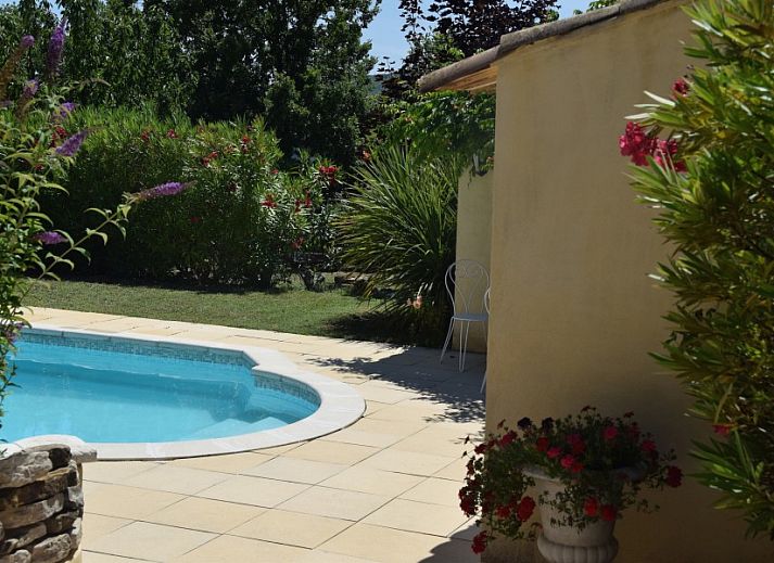 Villa Luberon-Piscine privee chauffee in Pierrevert biedt een luxe vakantiehuis met verwarmd zwembad in het zonnige Provence, Cote d'Azur.