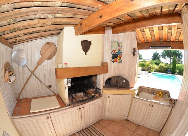 Geniet van de prive verwarmde zwembadervaring bij Villa Luberon in Pierrevert, Provence, perfect voor ontspanning in een vakantiehuis.