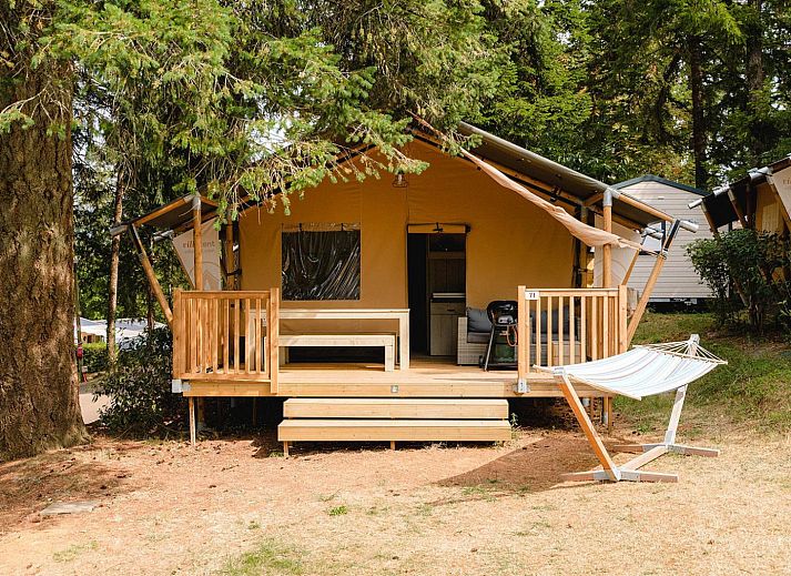 Entspannen Sie sich auf der Veranda des Zelthauses Outback in Payrac, Midi-Pyrenaeen, Frankreich, inmitten der Natur.