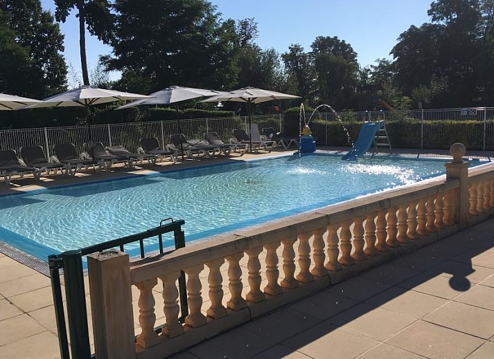 Vakantiehuis Neuf Chateau de Barbet in Lombez, Midi-Pyrenees met zonnig terras en groene omgeving.