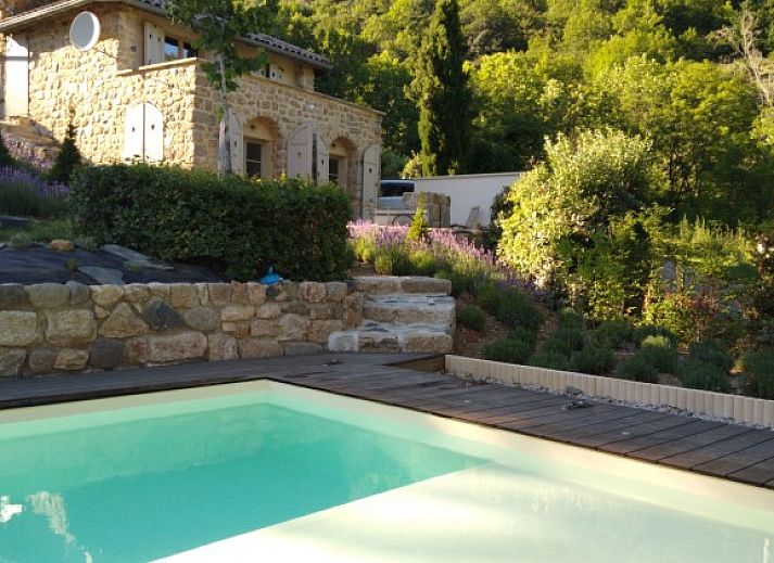 Geniet van de serene omgeving van Source bien-aimee, een vakantiehuis met zwembad in Chaneac, Rhone-Alpes, Frankrijk.