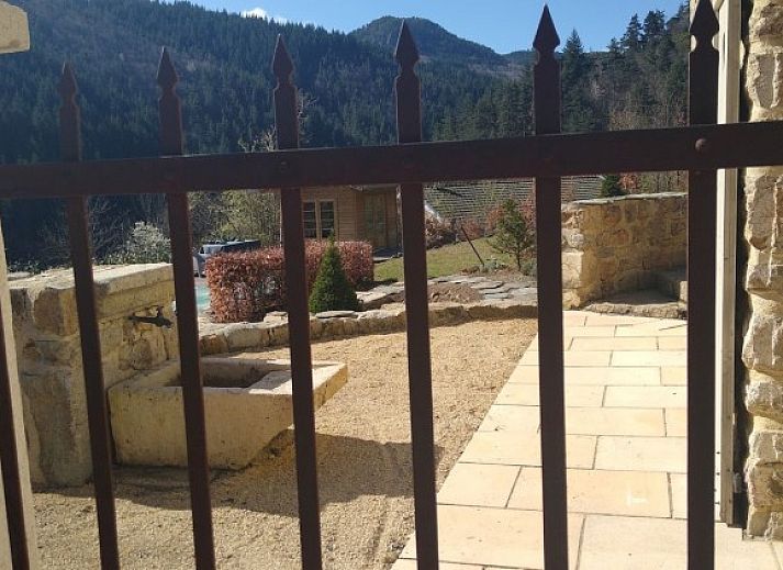 Geniet van de serene omgeving van Source bien-aimee, een vakantiehuis met zwembad in Chaneac, Rhone-Alpes, Frankrijk.
