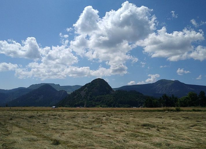 Gezellige woonkamer van Source bien-aimee vakantiehuis in Chaneac, Rhone-Alphes, Frankrijk met kleurrijke inrichting.