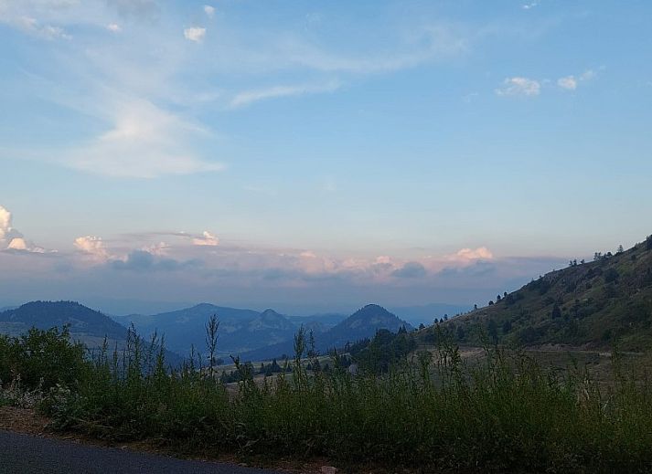 Geniet van het rustieke terras van Source bien-aimee, een vakantiehuis in Chaneac, Rhone-Alpes, met uitzicht op de omliggende natuur.