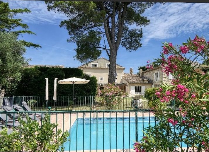 Geniet van het zwembad bij L'Enclos du Soleil le Vent, een charmant vakantiehuis in Saint-Paul-Trois-Chateaux, Rhone-Alphes, Frankrijk.