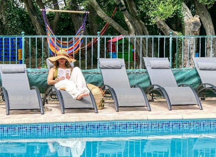 Geniet van het zwembad bij L'Enclos du Soleil le Vent, een charmant vakantiehuis in Saint-Paul-Trois-Chateaux, Rhone-Alphes, Frankrijk.
