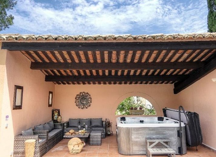 Geniet van het zwembad bij L'Enclos du Soleil le Vent, een charmant vakantiehuis in Saint-Paul-Trois-Chateaux, Rhone-Alphes, Frankrijk.