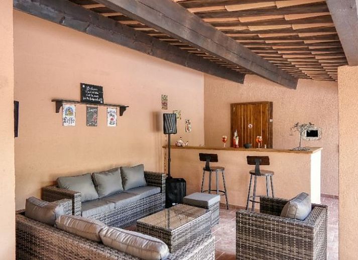 Geniet van het zwembad bij L'Enclos du Soleil le Vent, een charmant vakantiehuis in Saint-Paul-Trois-Chateaux, Rhone-Alphes, Frankrijk.