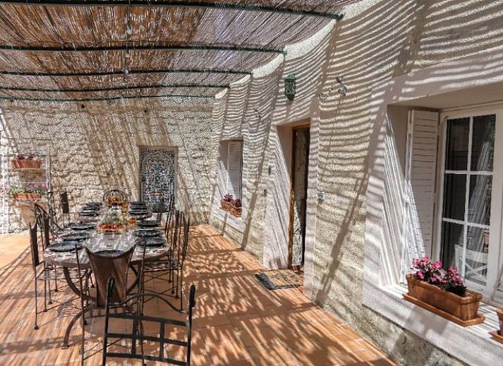 Ontspannen bij het zwembad van L'Enclos du Soleil le Vent in Saint-Paul-Trois-Chateaux, Rhone-Alphes, vakantiehuis.