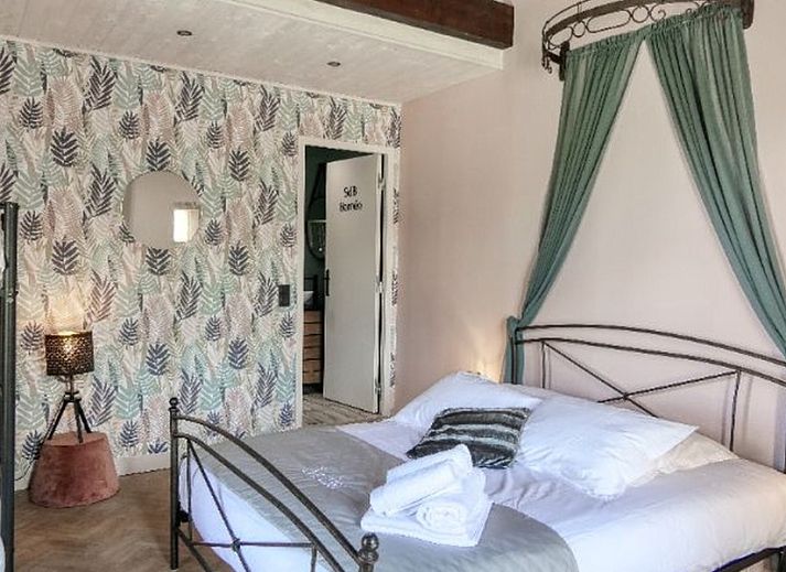 Ontspan op het terras van L'Enclos du Soleil le Vent in Saint-Paul-Trois-Chateaux, Rhone-Alpes, met comfortabele zithoek en jacuzzi.