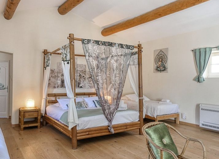 Ontspan in de stijlvolle lounge van L'Enclos du Soleil le Vent, een vakantiehuis in Saint-Paul-Trois-Chateaux, Rhone-Alpes, Frankrijk.