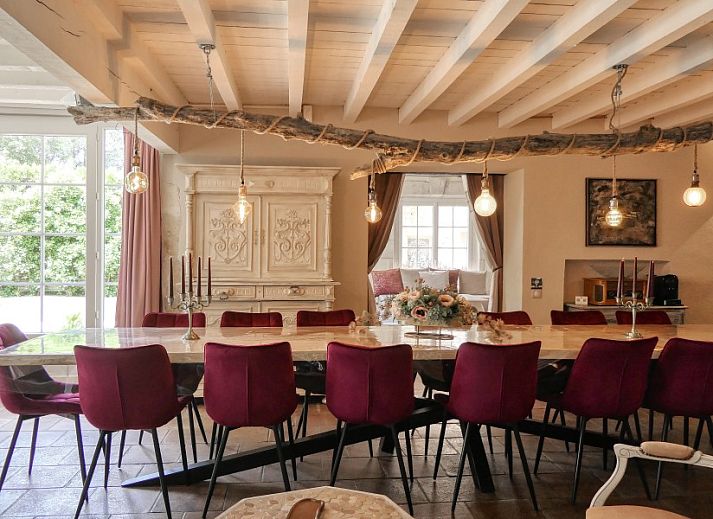 Geniet van de rust op de veranda bij L'Enclos du Soleil le Vent, vakantiehuis in Saint-Paul-Trois-Chateaux, Rhone-Alpes, Frankrijk.