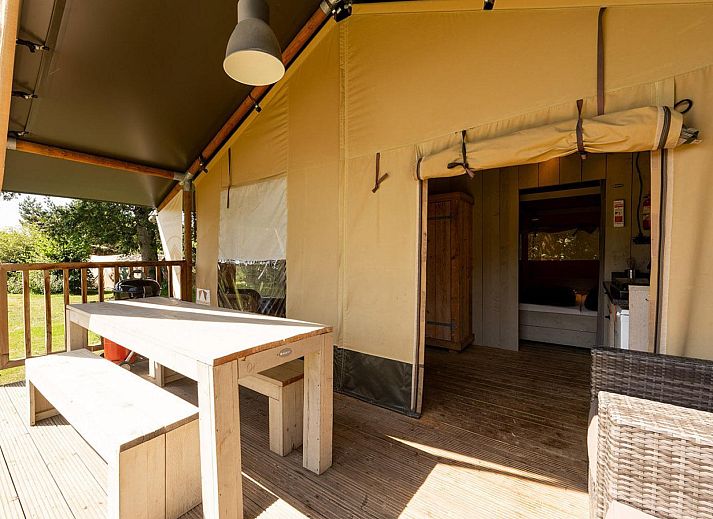 Geniet van de rust op de veranda van tenthuis Wood in Les Abrets, Rhone-Alphes, Frankrijk. Perfect voor een ontspannen glampingervaring.