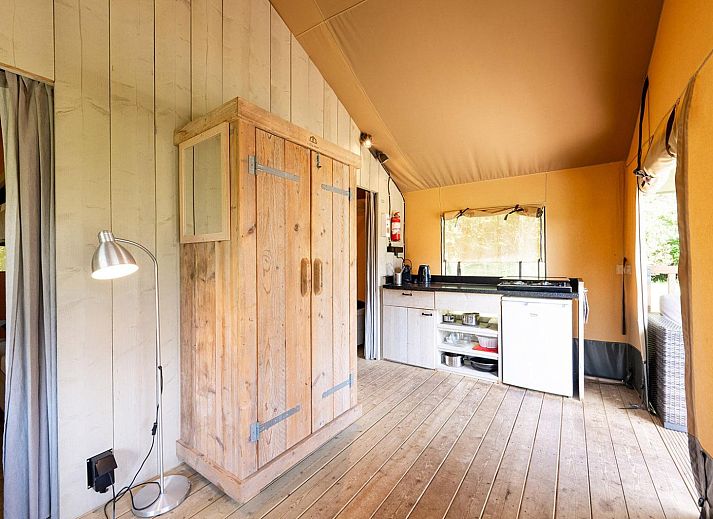 Geniet van de rust op de veranda van tenthuis Wood in Les Abrets, Rhone-Alphes, Frankrijk. Perfect voor een ontspannen glampingervaring.