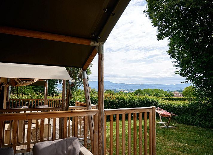 Binnenruimte van Wood tenthuis in Les Abrets, Rhone-Alphes, Frankrijk met keukenfaciliteiten.