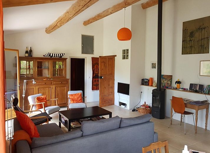 Geniet van het zwembad bij Lodrem d'Angy, een vakantiehuis in de Drome Provencale, omringd door prachtige natuur en heuvels van de Rhone-Alpes.