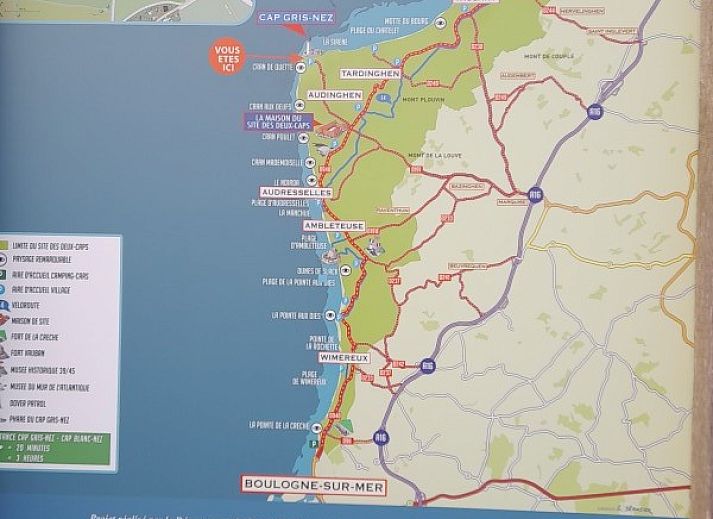 Ontspan bij het overdekte zwembad van Gite Troubadour, een vakantiehuis in Audinghen, Nord / Pas de Calais, Frankrijk.