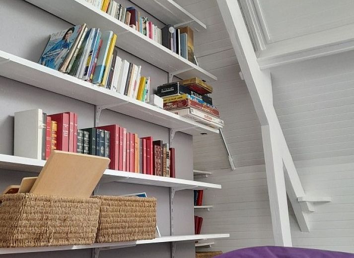 Ontspan bij het overdekte zwembad van Gite Troubadour, een vakantiehuis in Audinghen, Nord / Pas de Calais, Frankrijk.