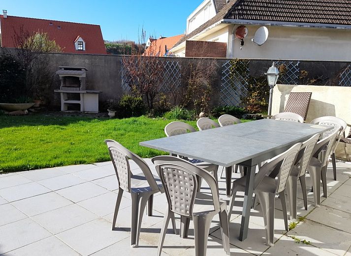 Gezellige zolderkamer in Gite Troubadour, Audinghen, Frankrijk. Vakantiehuis met comfortabele bedden onder een schuine dakconstructie.