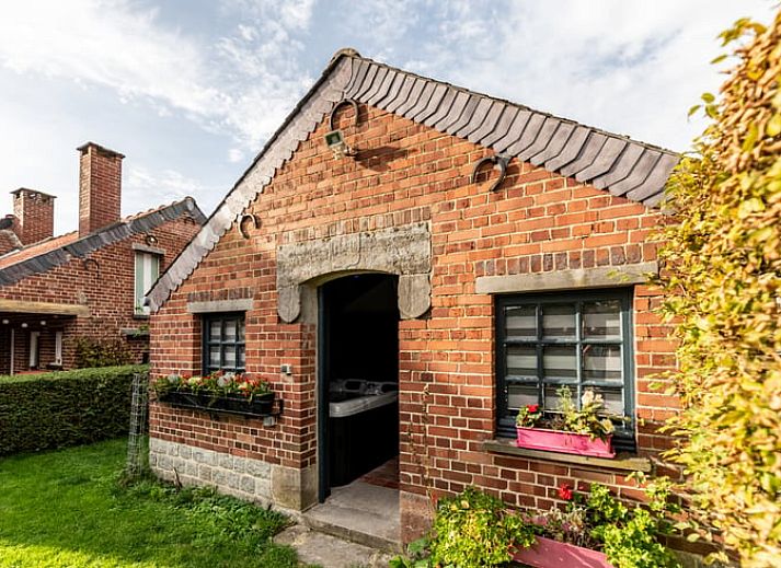 Gezellige slaapkamer in Vakantiehuisje in GOMMEGNIES, Frankrijk, met comfortabel bed en rustgevende sfeer in Nord / Pas de Calais.