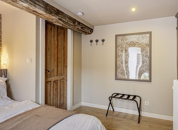 Innenbereich von Bibi Tongeren in Limburg, Belgien, mit einem stilvollen Kamin und einem grosszuegigen Sitzbereich zum Entspannen.