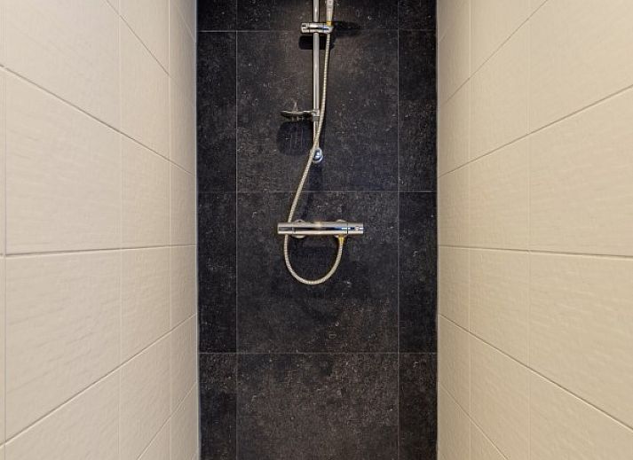 Innenbereich von Bibi Tongeren in Limburg, Belgien, mit einem stilvollen Kamin und einem grosszuegigen Sitzbereich zum Entspannen.