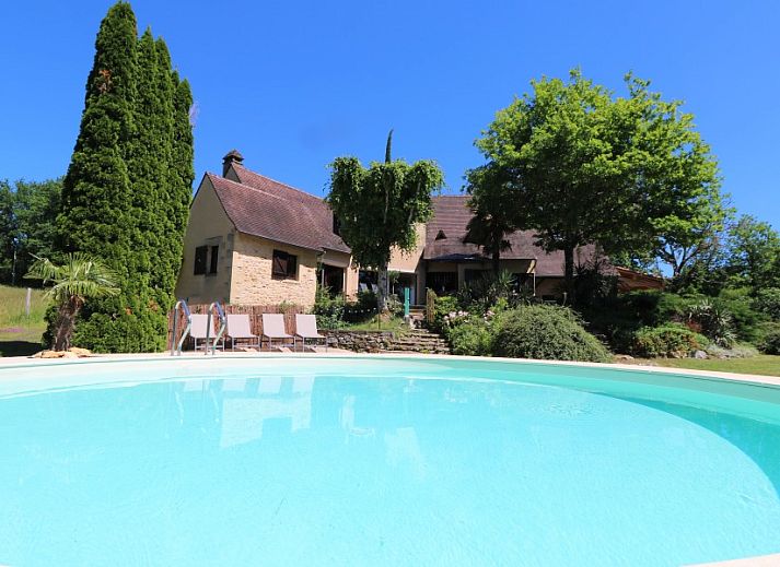 Ontspan bij het zwembad van La Villa Verdier in Les Eyzies, Aquitaine, een idyllisch vakantiehuis omringd door natuur.
