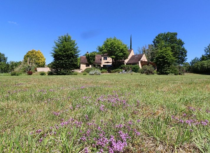 Ontspan bij het zwembad van La Villa Verdier in Les Eyzies, Aquitaine, een idyllisch vakantiehuis omringd door natuur.
