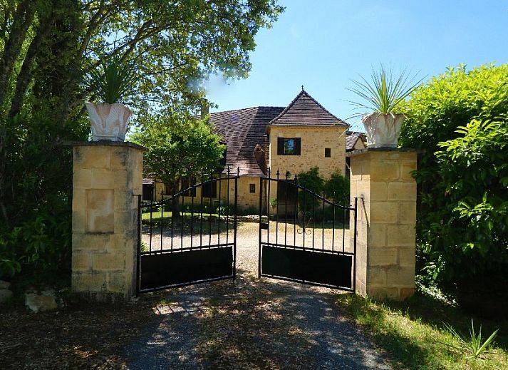 Ontspan bij het zwembad van La Villa Verdier in Les Eyzies, Aquitaine, een idyllisch vakantiehuis omringd door natuur.