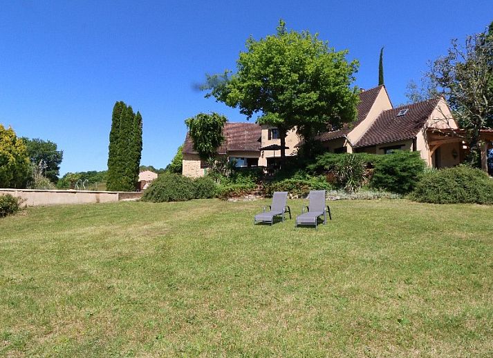 Ontspan bij het zwembad van La Villa Verdier in Les Eyzies, Aquitaine, een idyllisch vakantiehuis omringd door natuur.