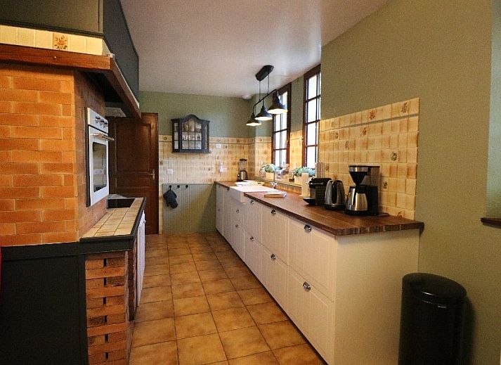 Ingang van La Villa Verdier, een vakantiehuis in Les Eyzies, Aquitaine, omgeven door groene natuur en zonnige charme.