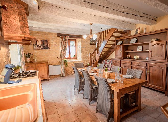 Gite Le Croix du Notaire, een charmant vakantiehuis in Prats-du-Perigord, Aquitaine, omgeven door weelderige natuur en rustieke architectuur.