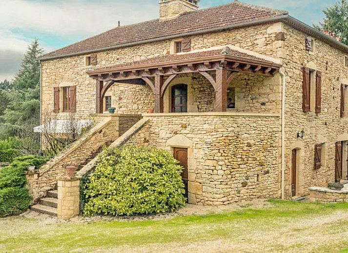 Ontspan bij het zwembad van Gite Le Croix du Notaire, een prachtig vakantiehuis in Prats-du-Perigord, Aquitaine.