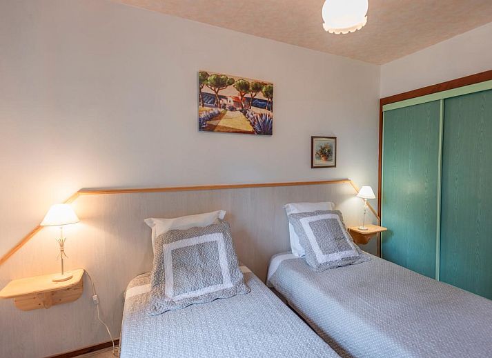 Ontspan bij het zwembad van Gite Le Croix du Notaire, een prachtig vakantiehuis in Prats-du-Perigord, Aquitaine.