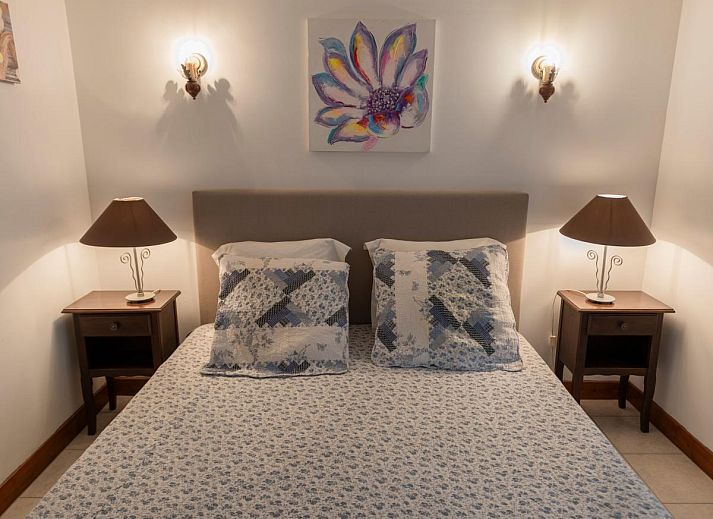 Geniet van de rustieke charme van Gite Le Croix du Notaire in Prats-du-Perigord, met een uitnodigend terras en groene omgeving.