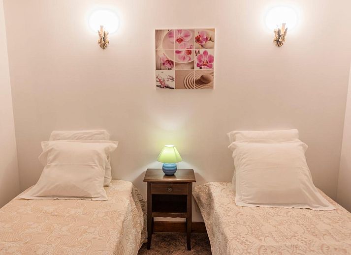 Geniet van de rustieke charme van Gite Le Croix du Notaire in Prats-du-Perigord, met een uitnodigend terras en groene omgeving.