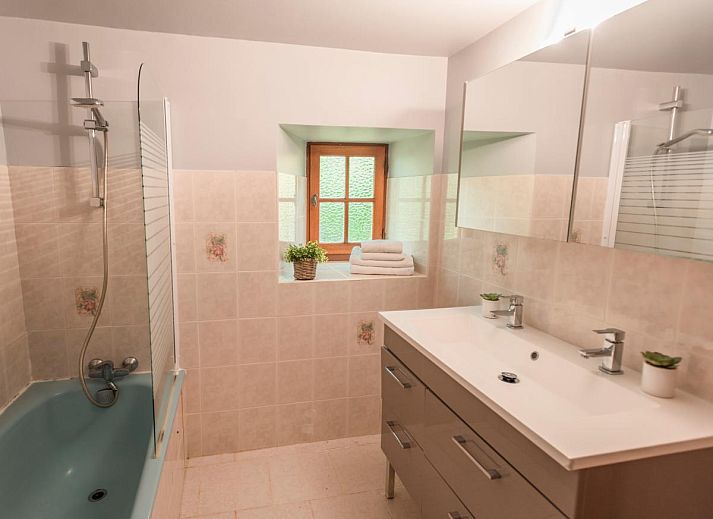 Geniet van de rustieke charme van Gite Le Croix du Notaire in Prats-du-Perigord, met een uitnodigend terras en groene omgeving.