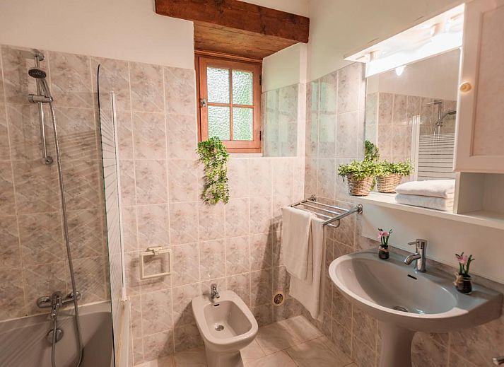 Gezellige eetruimte in Gite Le Croix du Notaire, vakantiehuis in Prats-du-Perigord, Aquitaine, Frankrijk, met rustieke charme.