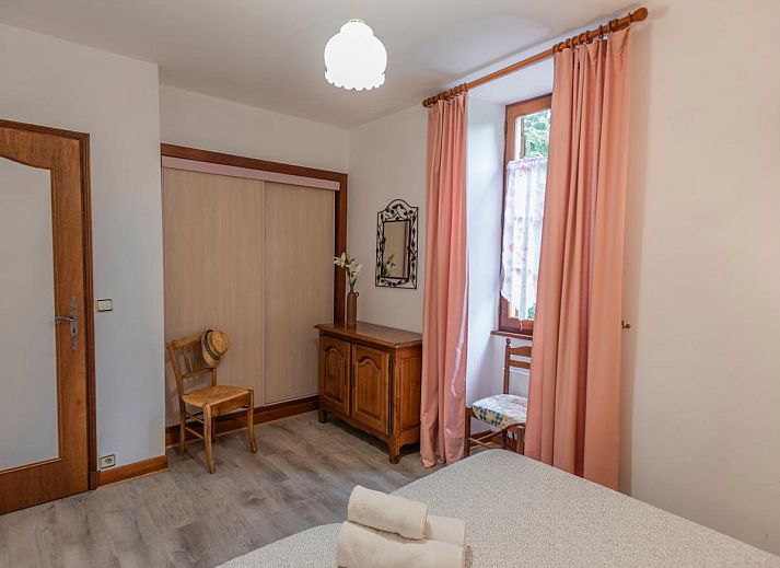 Gezellige eetruimte in Gite Le Croix du Notaire, vakantiehuis in Prats-du-Perigord, Aquitaine, Frankrijk, met rustieke charme.