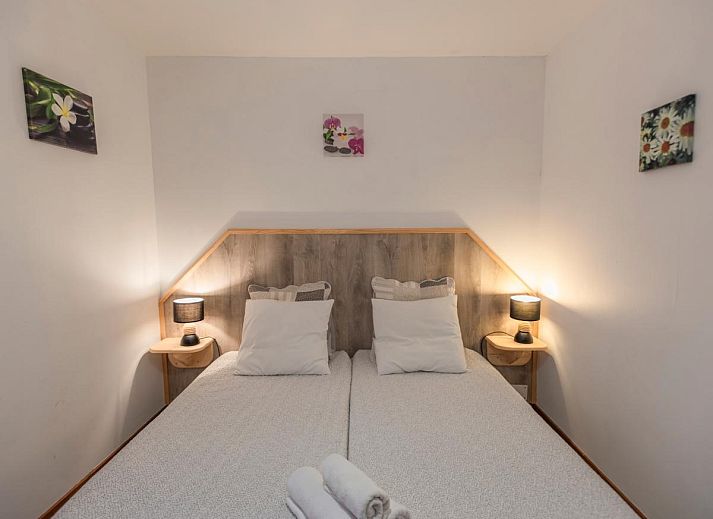 Gezellige keuken en eetruimte in Gite Le Croix du Notaire, vakantiehuis in Prats-du-Perigord, Aquitaine, Frankrijk.