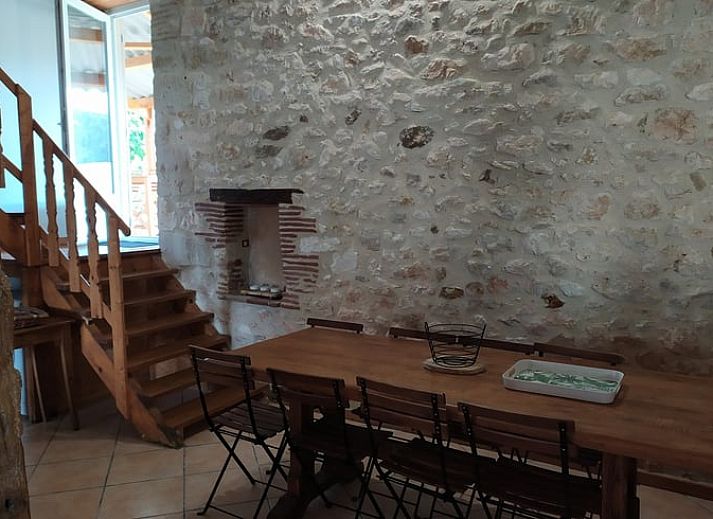 Ontspan bij het zwembad van Vakantiehuis in Monflanquin, gelegen in het schilderachtige Aquitaine, Frankrijk.