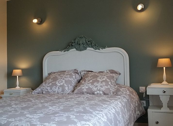 Geniet van het zonnige terras bij vakantiehuis LA SARRAZINIERE in Crupilly, Picardie, Frankrijk voor een ontspannend verblijf.