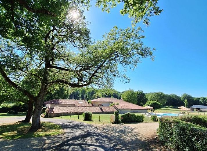 Ontdek Maison 'La Rapiette', een charmant vakantiehuis in het groene Payroux, Poitou-Charentes, Frankrijk, omgeven door natuur.