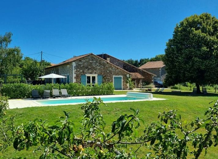 Vakantiehuis Le Tilleul in Rouzede, Poitou-Charentes met zwembad en groene tuin, ideaal voor een ontspannen verblijf in de natuur.