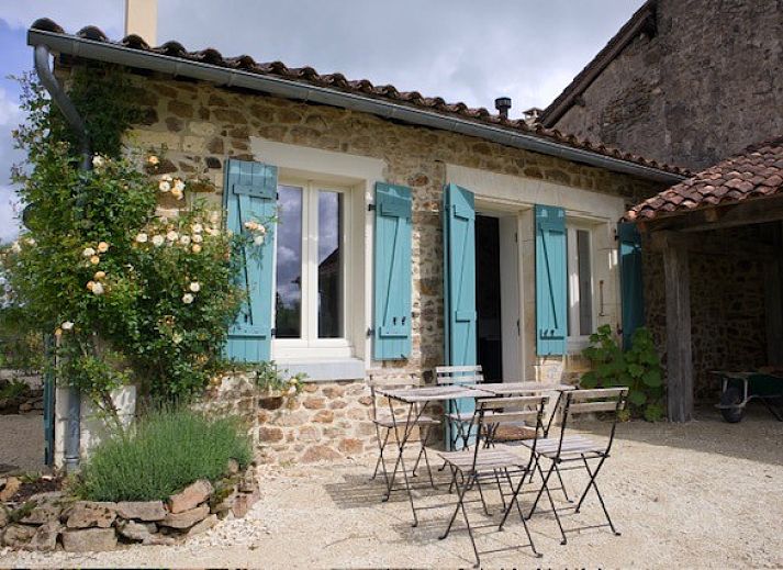 Vakantiehuis Le Tilleul in Rouzede, Poitou-Charentes met zwembad en groene tuin, ideaal voor een ontspannen verblijf in de natuur.