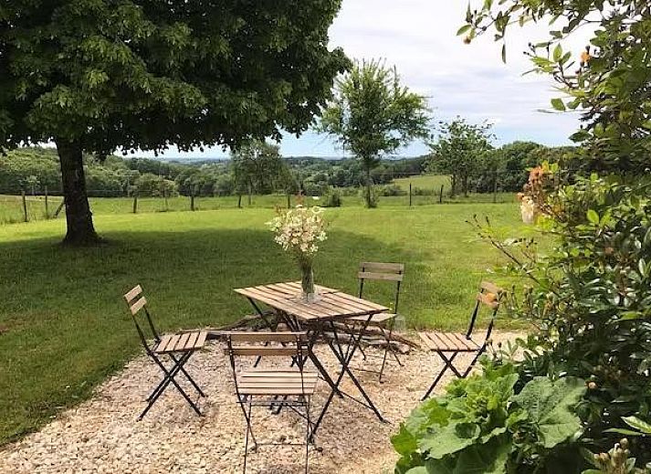 Vakantiehuis Le Tilleul in Rouzede, Poitou-Charentes met zwembad en groene tuin, ideaal voor een ontspannen verblijf in de natuur.