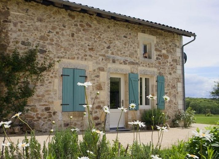 Vakantiehuis Le Tilleul in Rouzede, Poitou-Charentes met zwembad en groene tuin, ideaal voor een ontspannen verblijf in de natuur.